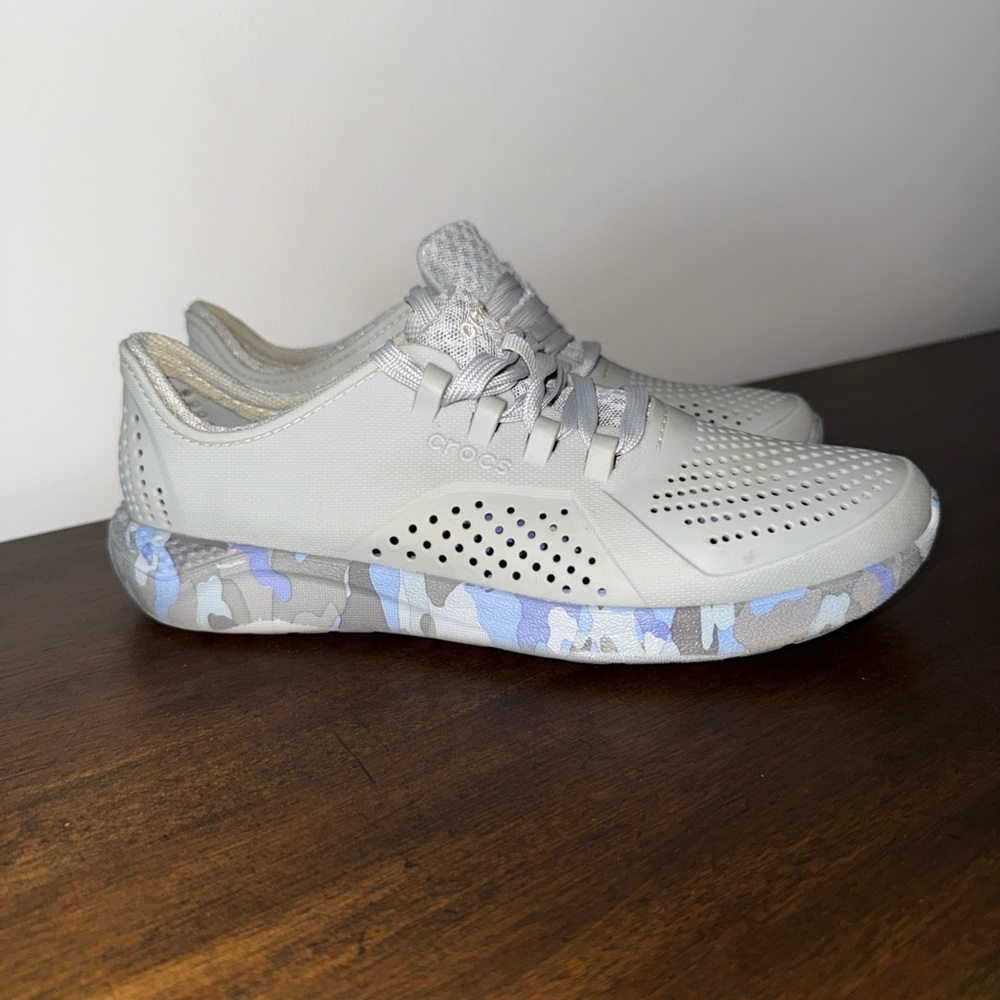 CROCS Women’s Light Gray Sneakers with Blue Camouflage Midsole